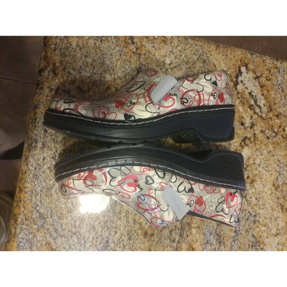 Women's Klogs LOVE Hearts Patent Leather 8M Nurse work CUTE AND COMFY clogs shoe - Picture 8 of 12